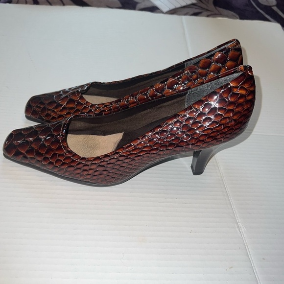 AEROSOLES Brown Heels‎ with Woven Leather Design - Picture 1 of 5